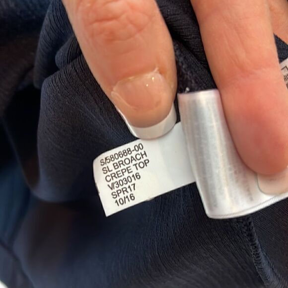 Banana Republic Flower Broach Crepe Navy Top. Size Small. - Picture 10 of 10